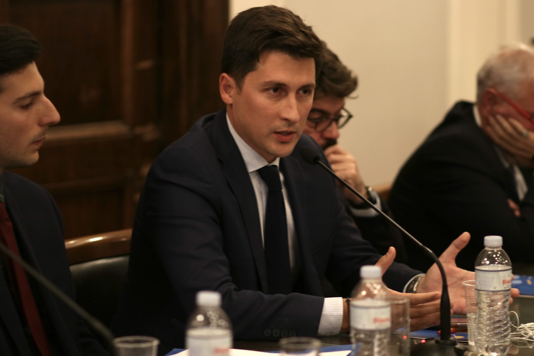 Ο Παύλος Χρηστίδης μιλά σε συνεδρίαση επιτροπής της Βουλής των Ελλήνων