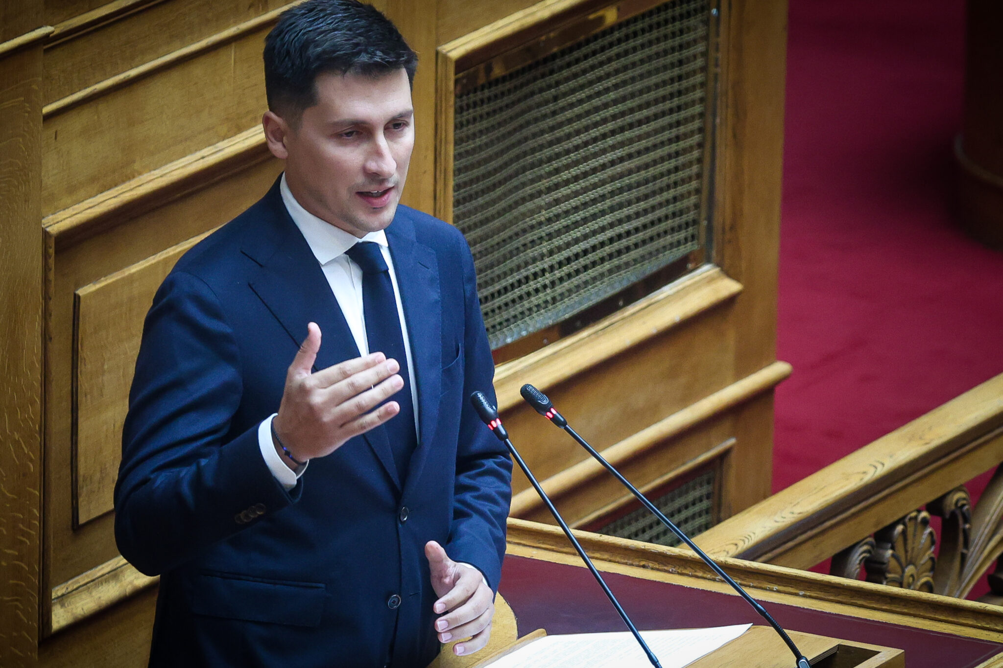 Ο Παύλος Χρηστίδης απευθύνεται στην Ολομέλεια της Βουλής.